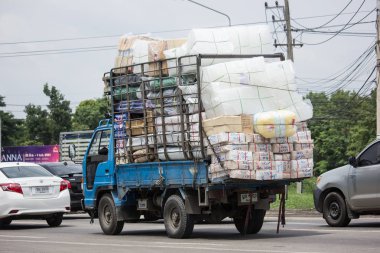 Chiang Mai, Tayland - 19 Haziran 2018: Kamyon Saha Thip tanga taşımacılık şirketi. Yol no.1001, Chiangmai şehir merkezine 8 km.