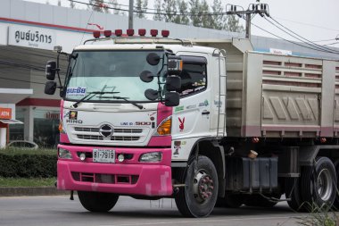 Chiang Mai, Tayland - 19 Haziran 2018: Kamyon Thanachai şirketin römork dökümü. Yol no.1001, Chiangmai şehir merkezine 8 km.