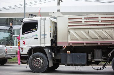 Chiang Mai, Tayland - 19 Haziran 2018: Kamyon Thanachai şirketin römork dökümü. Yol no.1001, Chiangmai şehir merkezine 8 km.