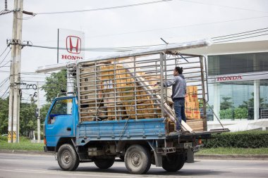 Chiang Mai, Tayland - 19 Haziran 2018: Kamyon Saha Thip tanga taşımacılık şirketi. Yol no.1001, Chiangmai şehir merkezine 8 km.