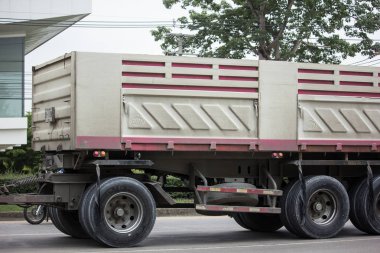 Chiang Mai, Tayland - 19 Haziran 2018: Kamyon Thanachai şirketin römork dökümü. Yol no.1001, Chiangmai şehir merkezine 8 km.