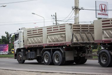 Chiang Mai, Tayland - 19 Haziran 2018: Kamyon Thanachai şirketin römork dökümü. Yol no.1001, Chiangmai şehir merkezine 8 km.