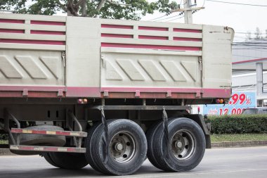 Chiang Mai, Tayland - 19 Haziran 2018: Kamyon Thanachai şirketin römork dökümü. Yol no.1001, Chiangmai şehir merkezine 8 km.