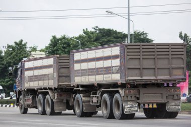 Chiang Mai, Tayland - 19 Haziran 2018: Kamyon Thanachai şirketin römork dökümü. Yol no.1001, Chiangmai şehir merkezine 8 km.