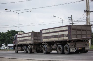 Chiang Mai, Tayland - 19 Haziran 2018: Kamyon Thanachai şirketin römork dökümü. Yol no.1001, Chiangmai şehir merkezine 8 km.