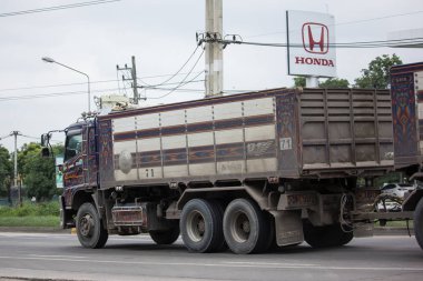 Chiang Mai, Tayland - 19 Haziran 2018: Kamyon Thanachai şirketin römork dökümü. Yol no.1001, Chiangmai şehir merkezine 8 km.
