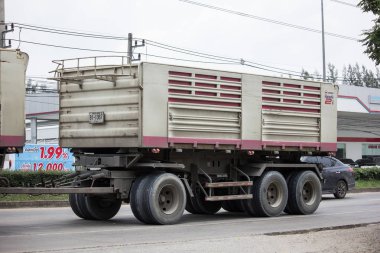 Chiang Mai, Tayland - 19 Haziran 2018: Kamyon Thanachai şirketin römork dökümü. Yol no.1001, Chiangmai şehir merkezine 8 km.