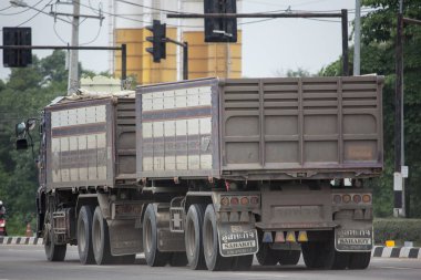 Chiang Mai, Tayland - 19 Haziran 2018: Kamyon Thanachai şirketin römork dökümü. Yol no.1001, Chiangmai şehir merkezine 8 km.