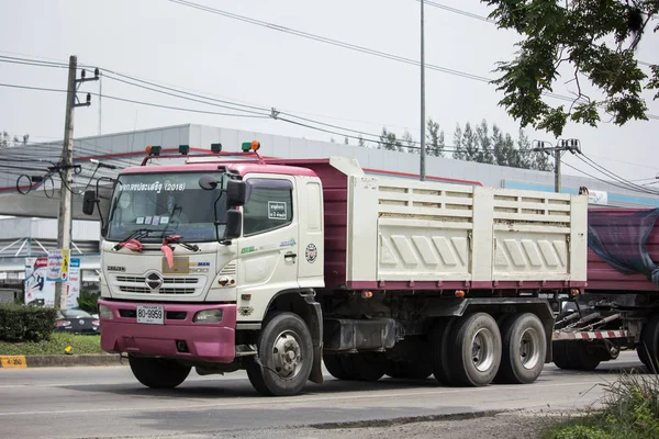 Chiang Mai, Tayland - 19 Haziran 2018: Kamyon Thanachai şirketin römork dökümü. Yol no.1001, Chiangmai şehir merkezine 8 km.