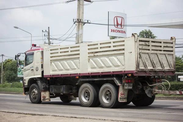 Chiang Mai, Tayland - 19 Haziran 2018: Kamyon Thanachai şirketin römork dökümü. Yol no.1001, Chiangmai şehir merkezine 8 km.