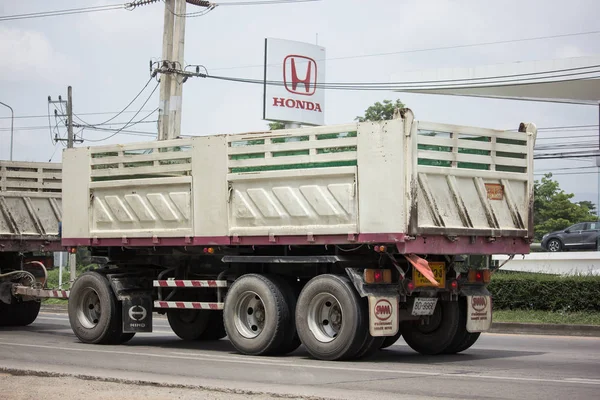 Chiang Mai, Tayland - 19 Haziran 2018: Kamyon Thanachai şirketin römork dökümü. Yol no.1001, Chiangmai şehir merkezine 8 km.
