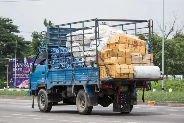 Chiang Mai, Tayland - 19 Haziran 2018: Kamyon Saha Thip tanga taşımacılık şirketi. Yol no.1001, Chiangmai şehir merkezine 8 km.
