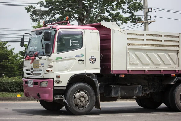 Chiang Mai, Tayland - 19 Haziran 2018: Kamyon Thanachai şirketin römork dökümü. Yol no.1001, Chiangmai şehir merkezine 8 km.