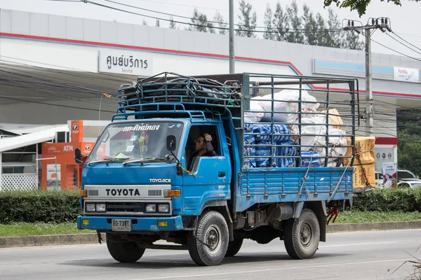 Chiang Mai, Tayland - 19 Haziran 2018: Kamyon Saha Thip tanga taşımacılık şirketi. Yol no.1001, Chiangmai şehir merkezine 8 km.