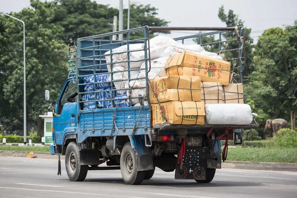 Chiang Mai, Tayland - 19 Haziran 2018: Kamyon Saha Thip tanga taşımacılık şirketi. Yol no.1001, Chiangmai şehir merkezine 8 km.
