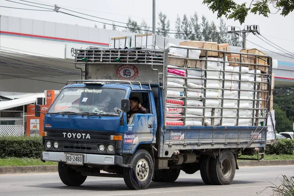 Chiang Mai, Tayland - 19 Haziran 2018: Kamyon Saha Thip tanga taşımacılık şirketi. Yol no.1001, Chiangmai şehir merkezine 8 km.