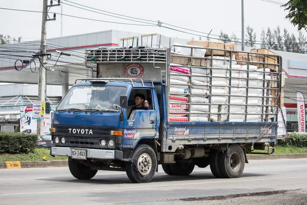 Chiang Mai, Tayland - 19 Haziran 2018: Kamyon Saha Thip tanga taşımacılık şirketi. Yol no.1001, Chiangmai şehir merkezine 8 km.