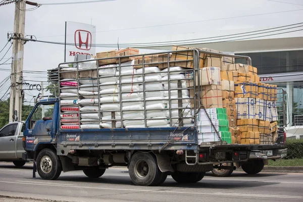 Chiang Mai, Tayland - 19 Haziran 2018: Kamyon Saha Thip tanga taşımacılık şirketi. Yol no.1001, Chiangmai şehir merkezine 8 km.