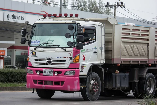 Chiang Mai, Tayland - 19 Haziran 2018: Kamyon Thanachai şirketin römork dökümü. Yol no.1001, Chiangmai şehir merkezine 8 km.