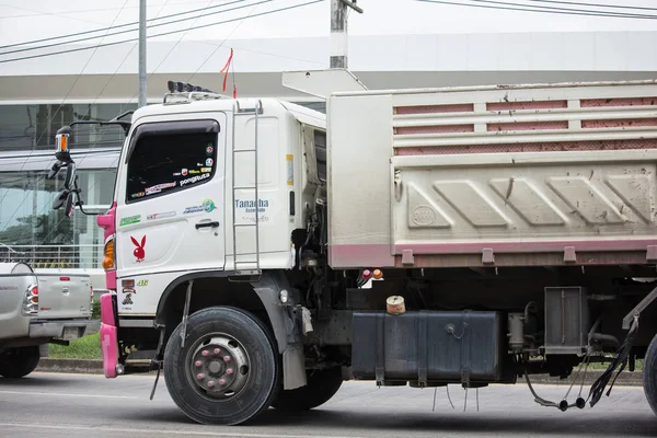 Chiang Mai, Tayland - 19 Haziran 2018: Kamyon Thanachai şirketin römork dökümü. Yol no.1001, Chiangmai şehir merkezine 8 km.