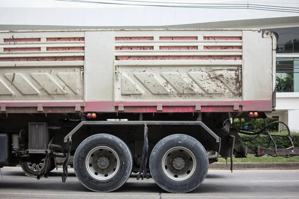 Chiang Mai, Tayland - 19 Haziran 2018: Kamyon Thanachai şirketin römork dökümü. Yol no.1001, Chiangmai şehir merkezine 8 km.