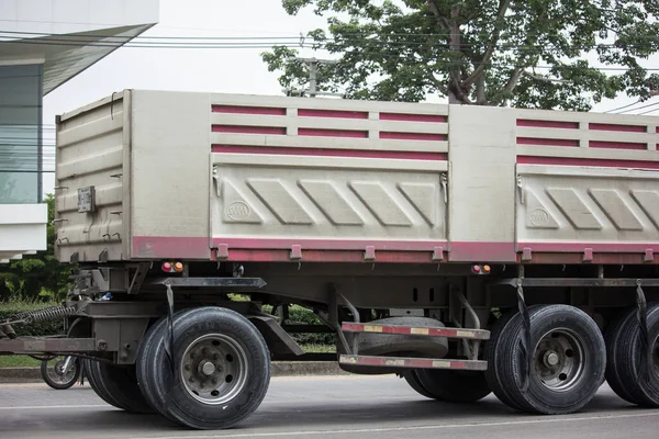 Chiang Mai, Tayland - 19 Haziran 2018: Kamyon Thanachai şirketin römork dökümü. Yol no.1001, Chiangmai şehir merkezine 8 km.