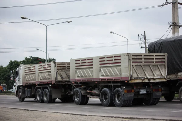 Chiang Mai, Tayland - 19 Haziran 2018: Kamyon Thanachai şirketin römork dökümü. Yol no.1001, Chiangmai şehir merkezine 8 km.