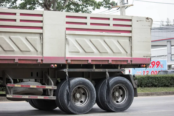 Chiang Mai, Tayland - 19 Haziran 2018: Kamyon Thanachai şirketin römork dökümü. Yol no.1001, Chiangmai şehir merkezine 8 km.