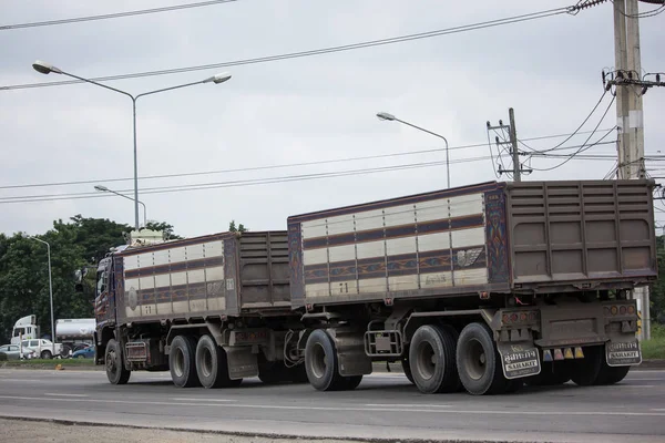 Chiang Mai, Tayland - 19 Haziran 2018: Kamyon Thanachai şirketin römork dökümü. Yol no.1001, Chiangmai şehir merkezine 8 km.