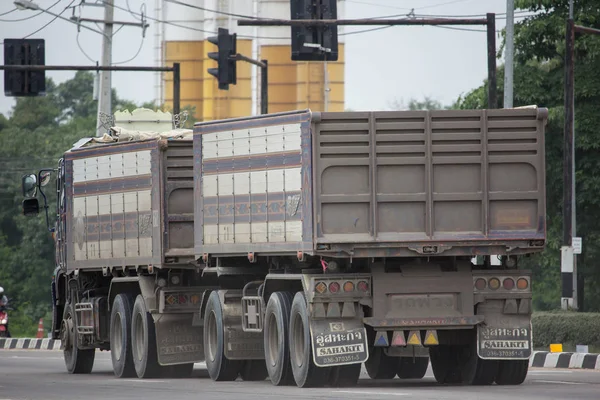 Chiang Mai, Tayland - 19 Haziran 2018: Kamyon Thanachai şirketin römork dökümü. Yol no.1001, Chiangmai şehir merkezine 8 km.