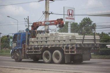 Chiang Mai, Tayland - 19 Haziran 2018: Özel Cargo kamyon vinç ile. Fotoğrafa yol no.121 8 km şehir merkezine Chiangmai, Tayland.