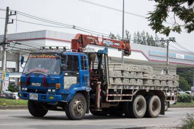 Chiang Mai, Tayland - 19 Haziran 2018: Özel Cargo kamyon vinç ile. Fotoğrafa yol no.121 8 km şehir merkezine Chiangmai, Tayland.
