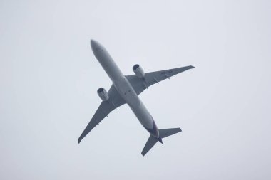 Chiang Mai, Tayland - 19 Haziran 2018: Boeing 777-300, Tayland hava yolu Hs-Tkm Tg103. Bangkok Suvarnabhumi için Tayland Chiangmai Havaalanı'ndan çıkar.