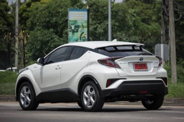 Chiang Mai, Tayland - 19 Haziran 2018: Yeni Toyota Chr küçük araba Crossover Suv hibrit araba. Chiangmai şehrine No.121 yolda araba.