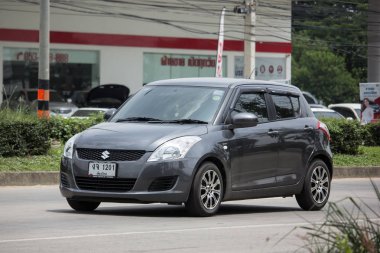 Chiang Mai, Tayland - 19 Haziran 2018: Özel Eko kent araba Suzuki Swift. Fotoğrafa yol no.121 8 km şehir merkezine Chiangmai, Tayland.