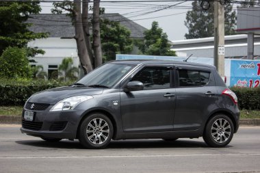 Chiang Mai, Tayland - 19 Haziran 2018: Özel Eko kent araba Suzuki Swift. Fotoğrafa yol no.121 8 km şehir merkezine Chiangmai, Tayland.
