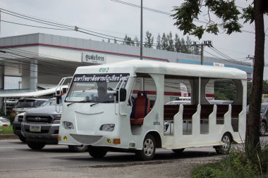 Chiang Mai, Tayland - 19 Haziran 2018: okul otobüsü van Chiang Mai Rajabhat Üniversitesi. Yol no.1001, Chiangmai şehir merkezine 8 km.