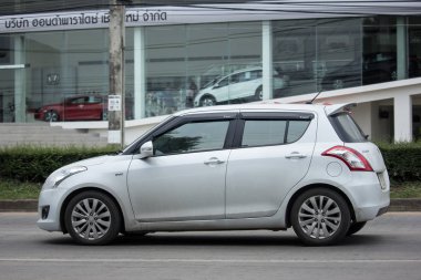 Chiang Mai, Tayland - 19 Haziran 2018: Özel Eko kent araba Suzuki Swift. Fotoğrafa yol no.121 8 km şehir merkezine Chiangmai, Tayland.