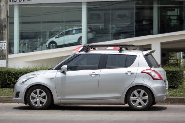 Chiang Mai, Tayland - 19 Haziran 2018: Özel Eko kent araba Suzuki Swift. Fotoğrafa yol no.121 8 km şehir merkezine Chiangmai, Tayland.