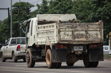 Chiang Mai, Tayland - 19 Haziran 2018: Özel Hino damperli kamyon. Yol no.1001 Chiangmai iş alanı 8 km.