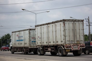 Chiang Mai, Tayland - 19 Haziran 2018: Römork konteyner kargo kamyon Scg lojistik. Fotoğrafa yol no.1001 8 km şehir merkezine, Tayland.