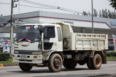 Chiang Mai, Tayland - 19 Haziran 2018: Özel Hino damperli kamyon. Yol no.1001 Chiangmai iş alanı 8 km.