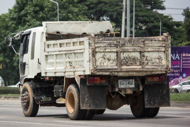 Chiang Mai, Tayland - 19 Haziran 2018: Özel Hino damperli kamyon. Yol no.1001 Chiangmai iş alanı 8 km.