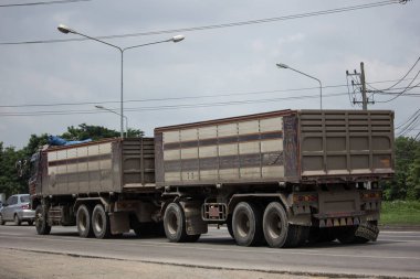 Chiang Mai, Tayland - 19 Haziran 2018: Kamyon Jae Tik: Phrae şirketin römork dökümü. Yol no.1001, Chiangmai şehir merkezine 8 km.
