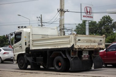 Chiang Mai, Tayland - 19 Haziran 2018: Özel Hino damperli kamyon. Yol no.1001 Chiangmai iş alanı 8 km.