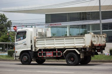 Chiang Mai, Tayland - 19 Haziran 2018: Özel Hino damperli kamyon. Yol no.1001 Chiangmai iş alanı 8 km.