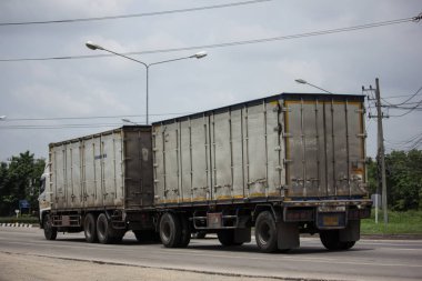 Chiang Mai, Tayland - 19 Haziran 2018: Römork konteyner kargo kamyon Cs taşıma ve lojistik. Fotoğrafa yol no.1001 8 km şehir merkezine, Tayland.