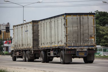 Chiang Mai, Tayland - 19 Haziran 2018: Römork konteyner kargo kamyon Cs taşıma ve lojistik. Fotoğrafa yol no.1001 8 km şehir merkezine, Tayland.