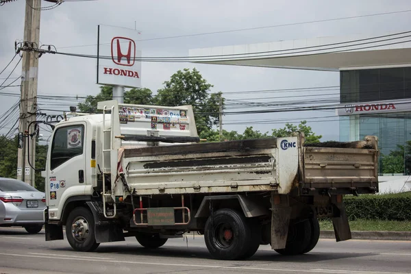 Chiang Mai, Tayland - 19 Haziran 2018: Özel Hino damperli kamyon. Yol no.1001 Chiangmai iş alanı 8 km.