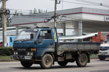 Chiang Mai, Tayland - 19 Haziran 2018: Toyota Dyna kargo kamyon. Fotoğrafa yol no.1001 8 km şehir merkezine Chiangmai, Tayland.